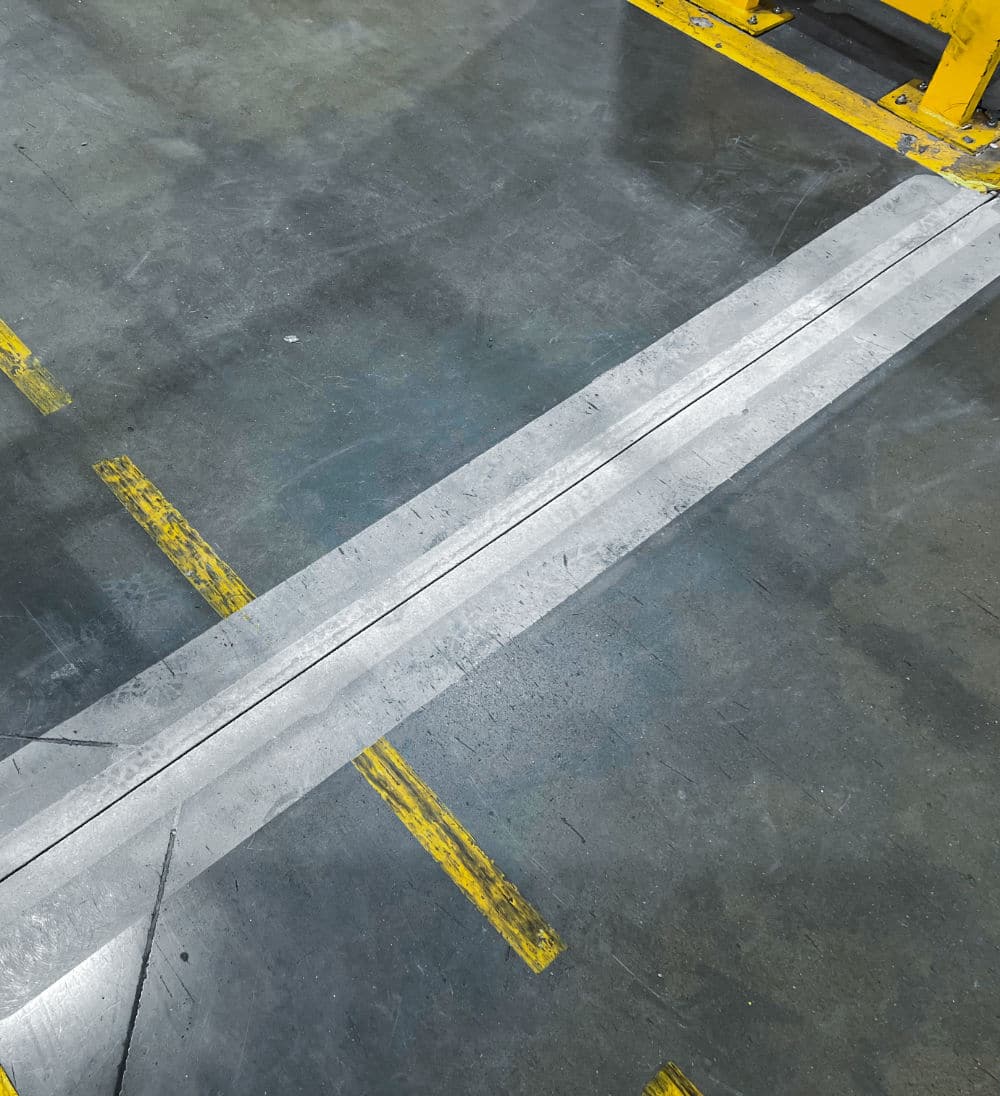 malowanie linii na magazynie